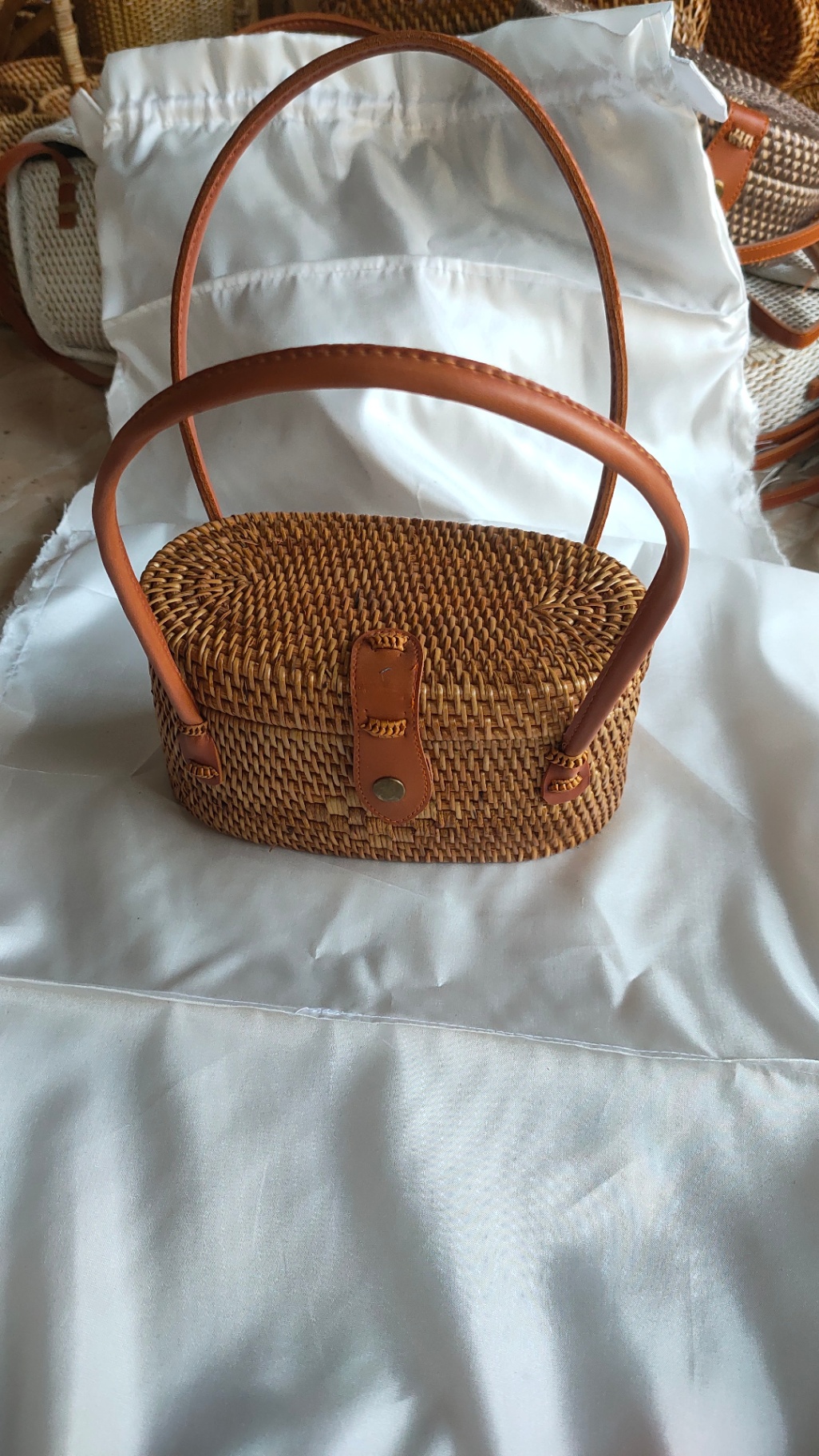 Tas rotan oval dengan pegangan kulit