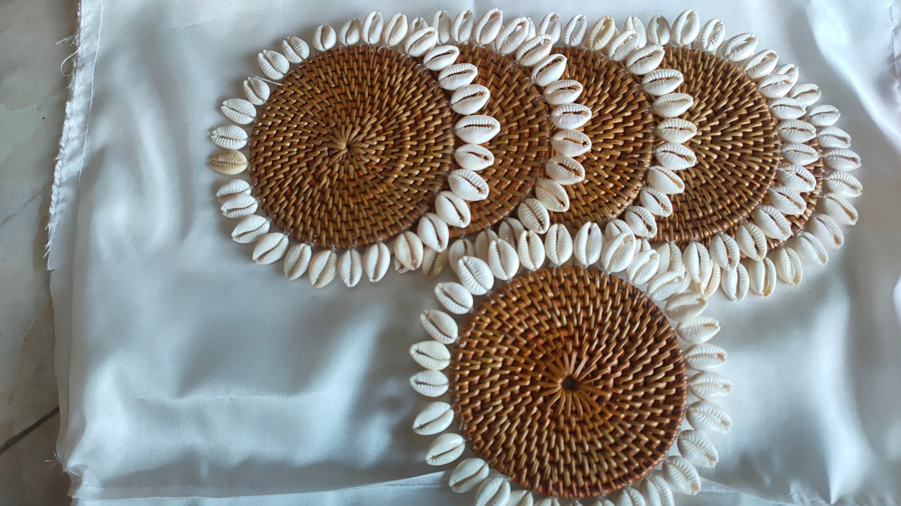 Tatakan rotan dengan hiasan kerang