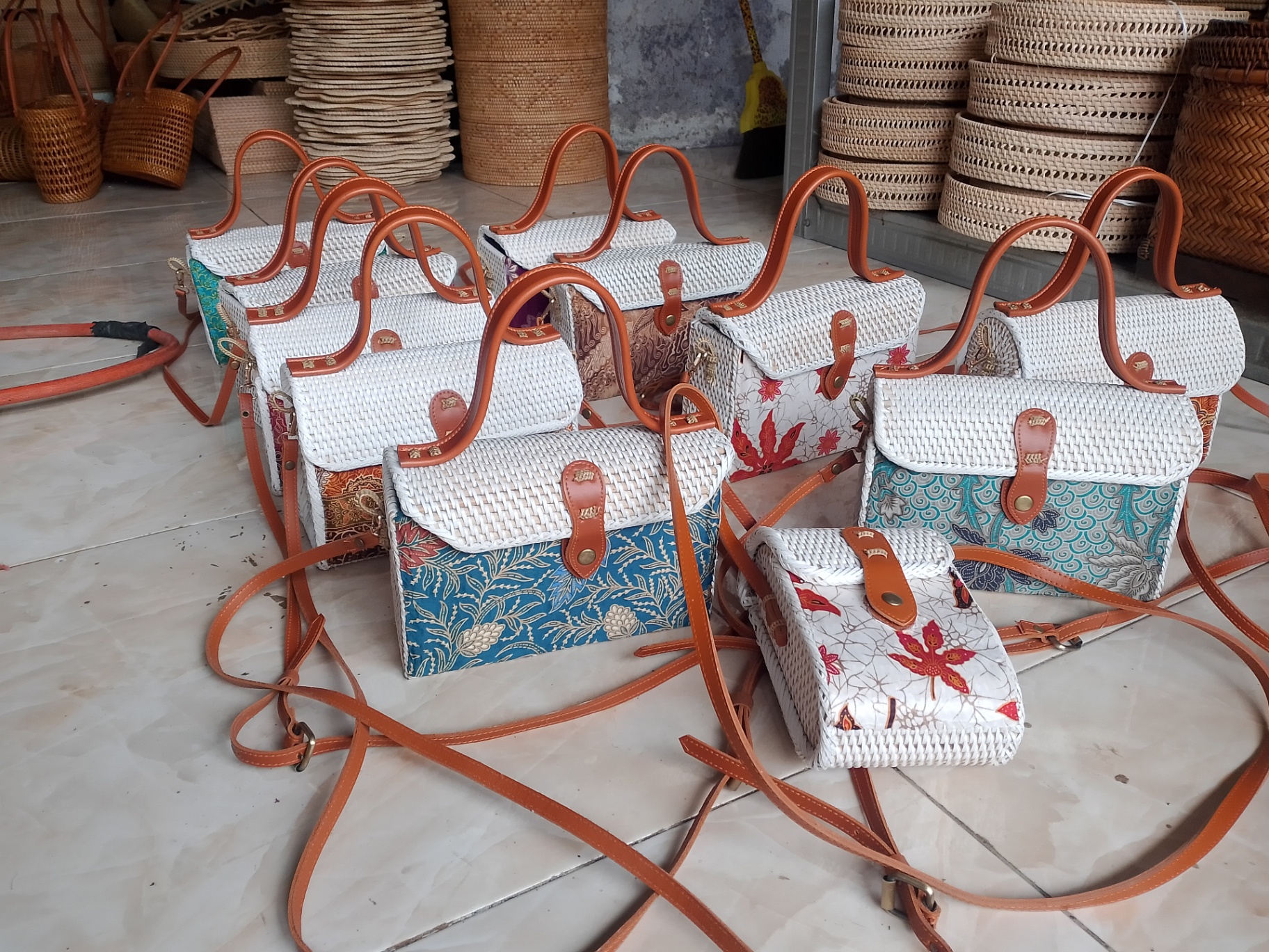 Koleksi tas rotan kombinasi batik