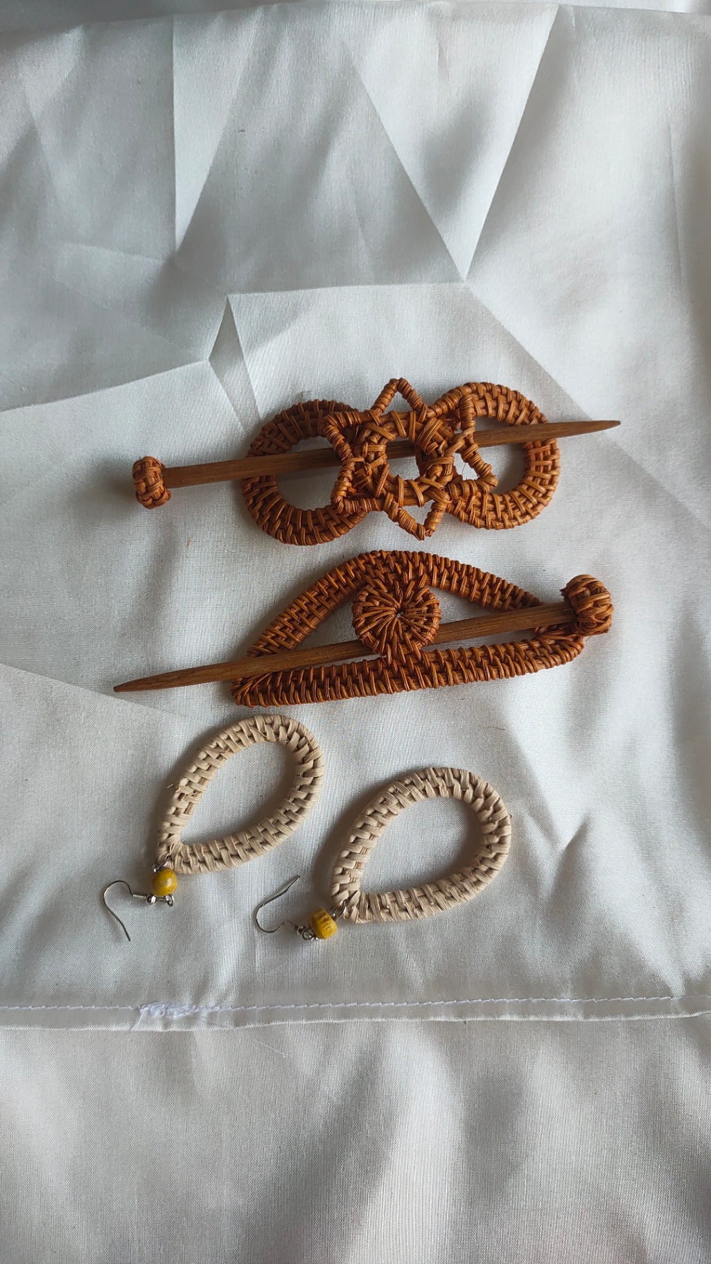 Tusuk konde dan anting anyaman rotan