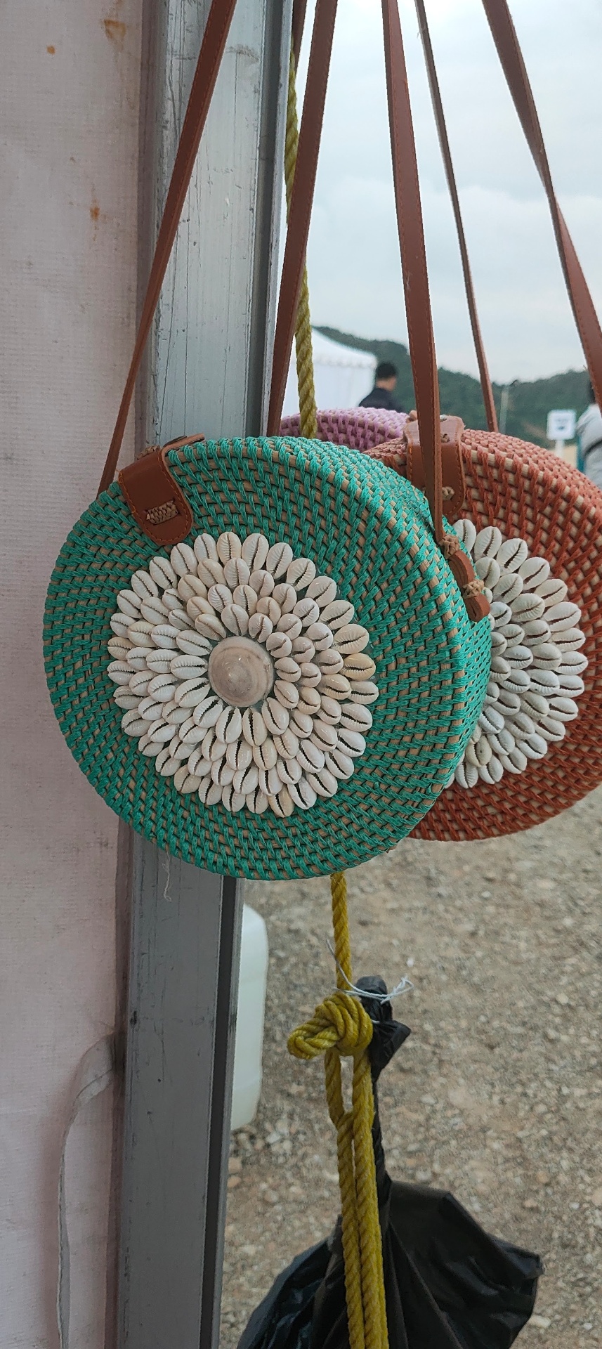 Tas rotan bundar hias kerang