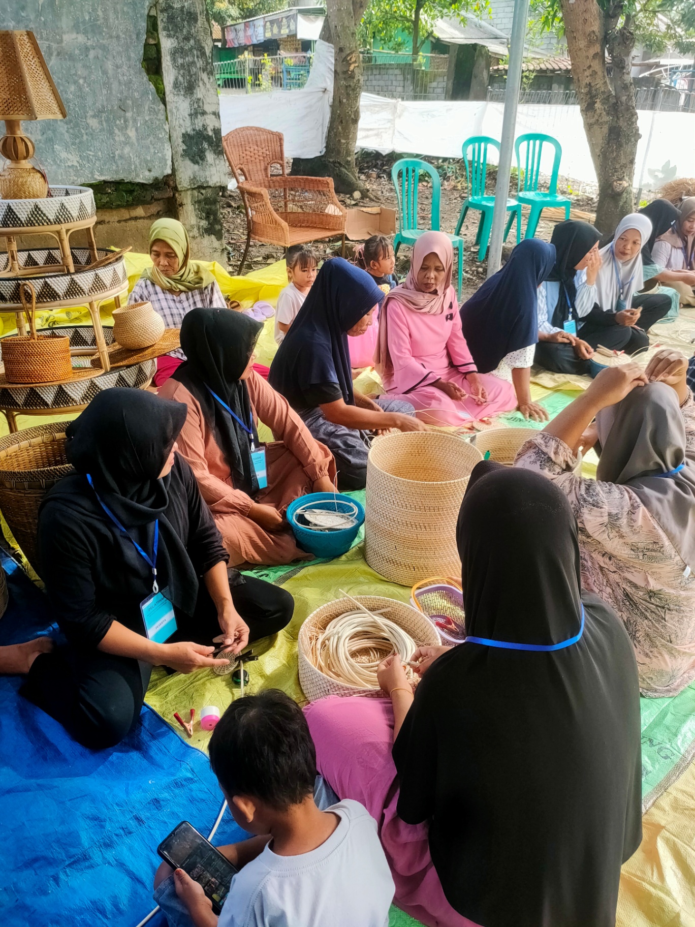 Kegiatan belajar menganyam bersama perajin