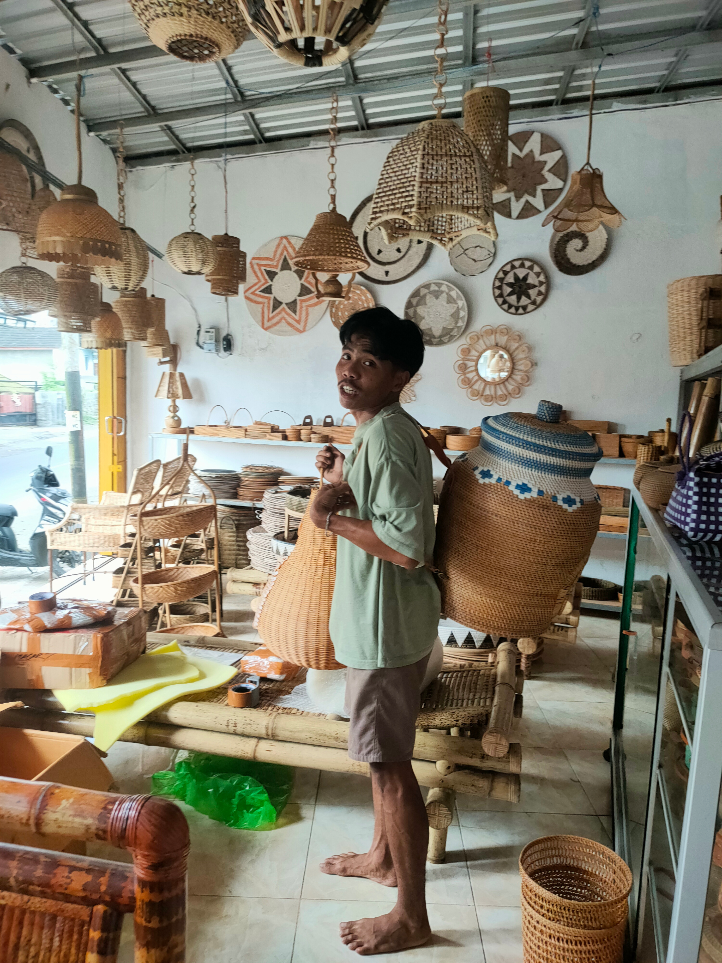 Perajin di dalam Rindik Art Shop