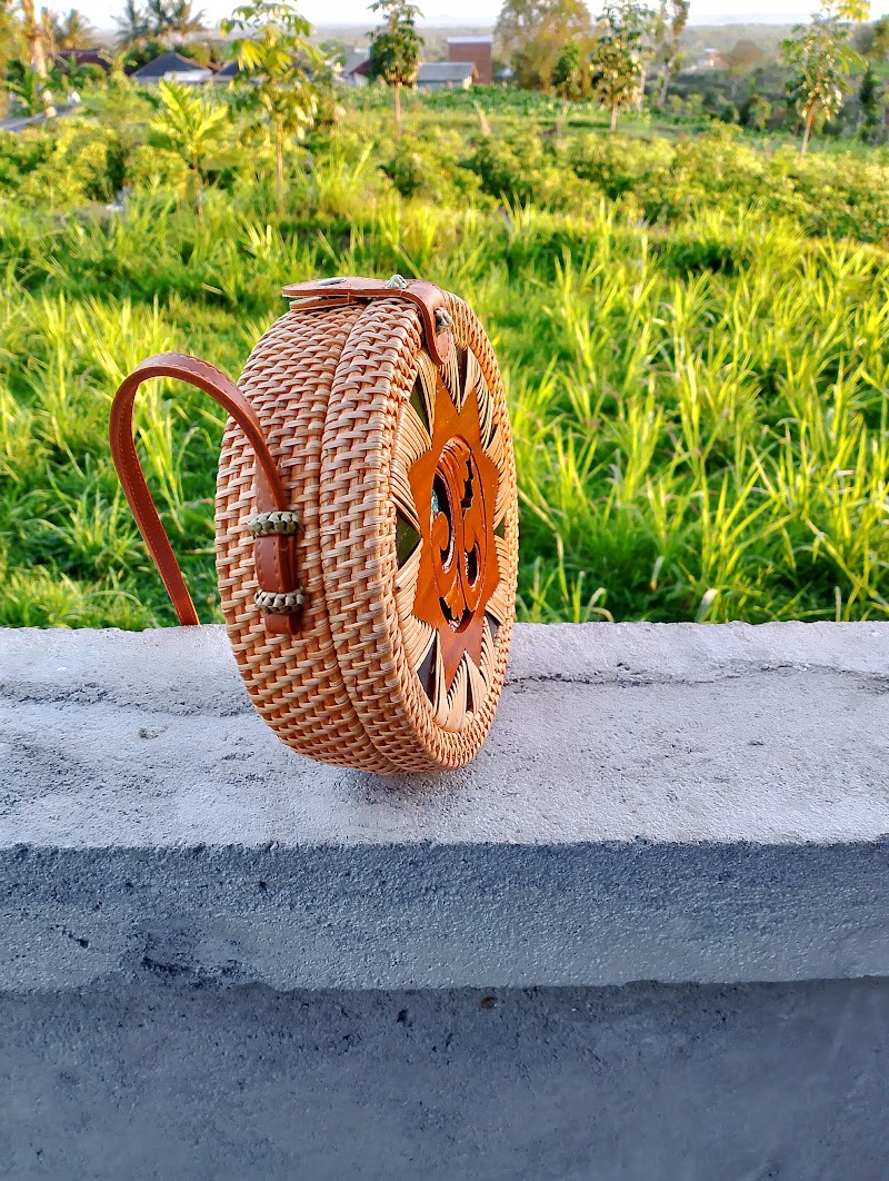 Tas Bundar Rotan Ukir Kayu